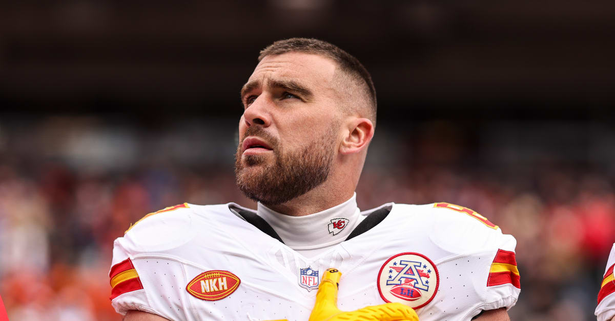 Fans Can’t Get Enough of Travis Kelce Calling in a Dinner Order to His Mother During Chiefs Game: 'He’s got his priorities right while the game is going on.'