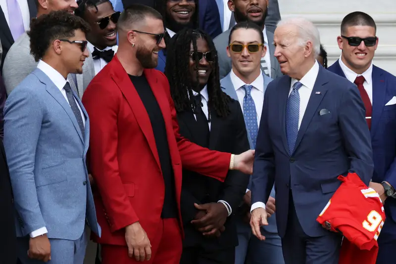 Travis Kelce Breaking Protocol To Give A Speech From The President’s Podium At The White House Has Resurfaced Amid His Romance With Taylor Swift