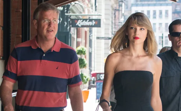 Taylor Swift and Her Dad Arrives Wisconsin Ahead Of Chiefs Vs. Green Bay Packers Match