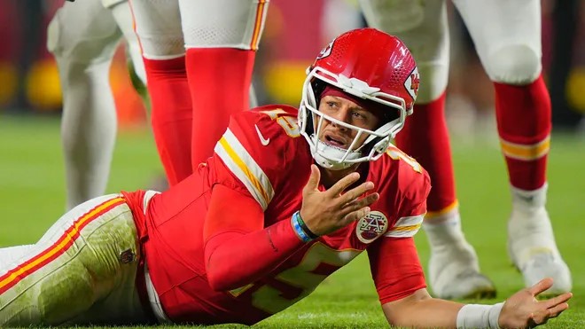 Patrick Mahomes is permanently out of the Chiefs’ next games for the season after a severe neck fracture and memory loss caused by a fall in the last game.
