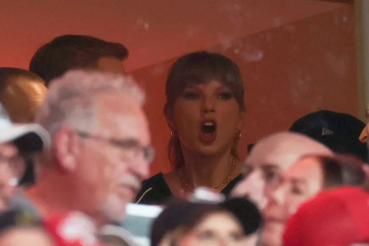 Despite showing up for the first time this season, Taylor Swift’s outfit sparks outrage — NFL fans say she came dressed like a stripper!