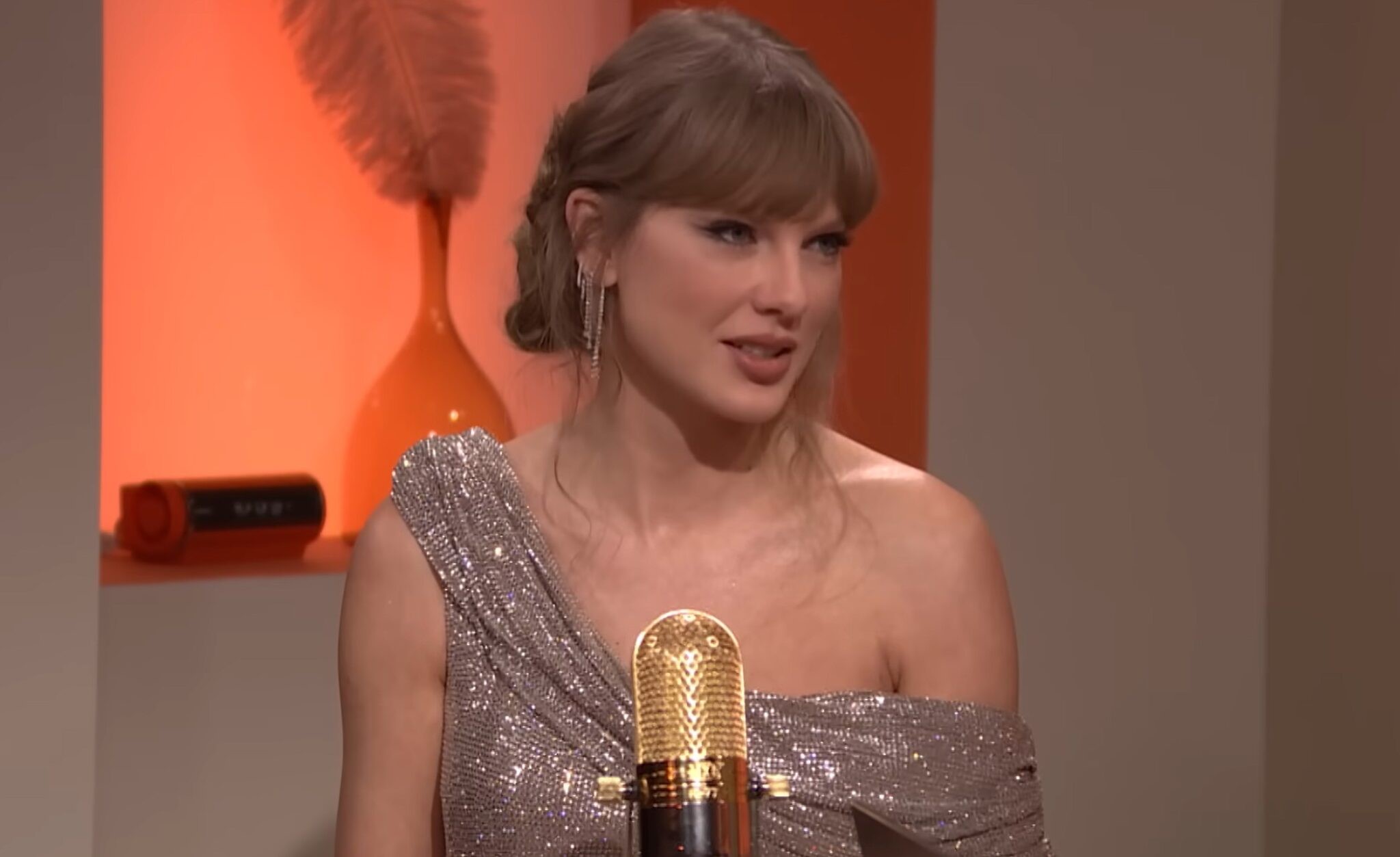Taylor Swift mistakenly reveals her wedding date — and why they had to rush the wedding to avoid fans suspecting she’s pregnant.